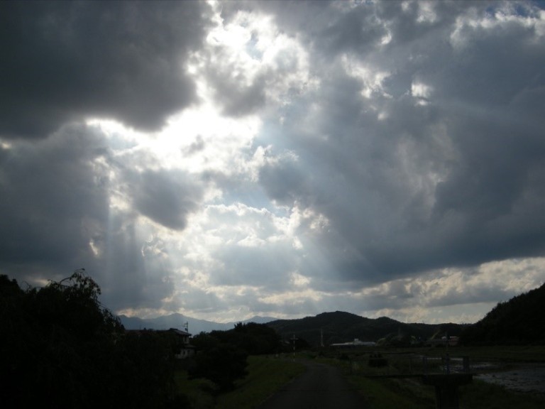 阿武隈川土手から西方の山並み写真